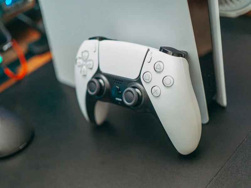 Game console and wireless controller